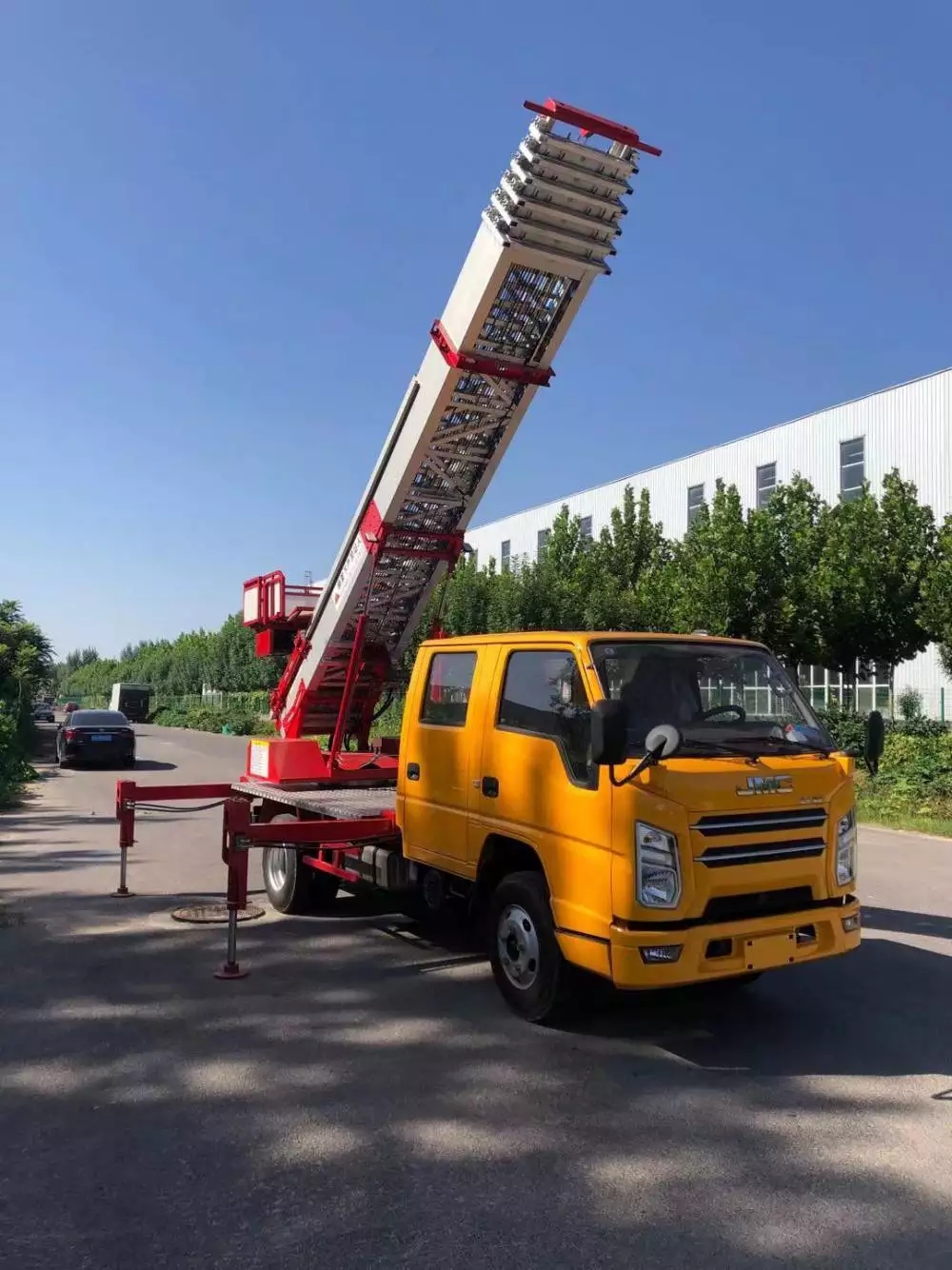 北关附近的云梯车出租服务：轻松解决高空作业需求